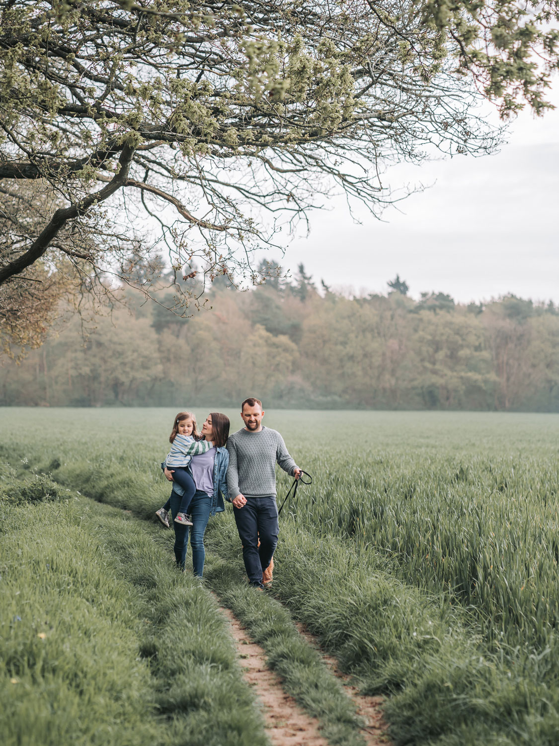 Warwickshire woodland family photoshoot with family in crop field