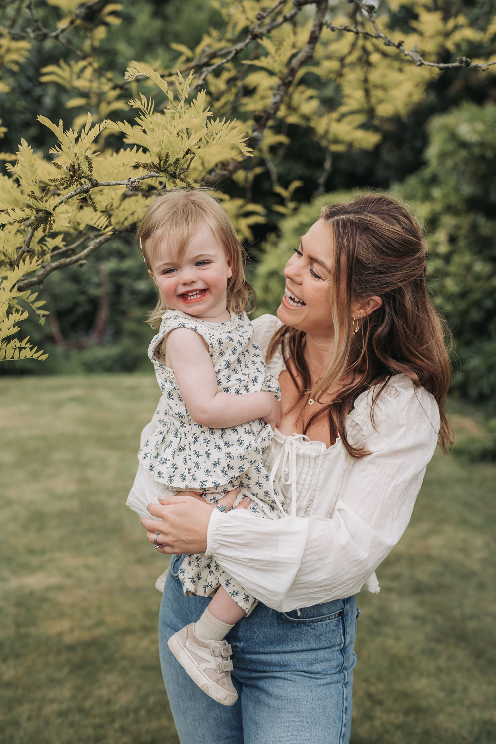 Warwickshire crop field photoshoot with mum and daughter cuddling