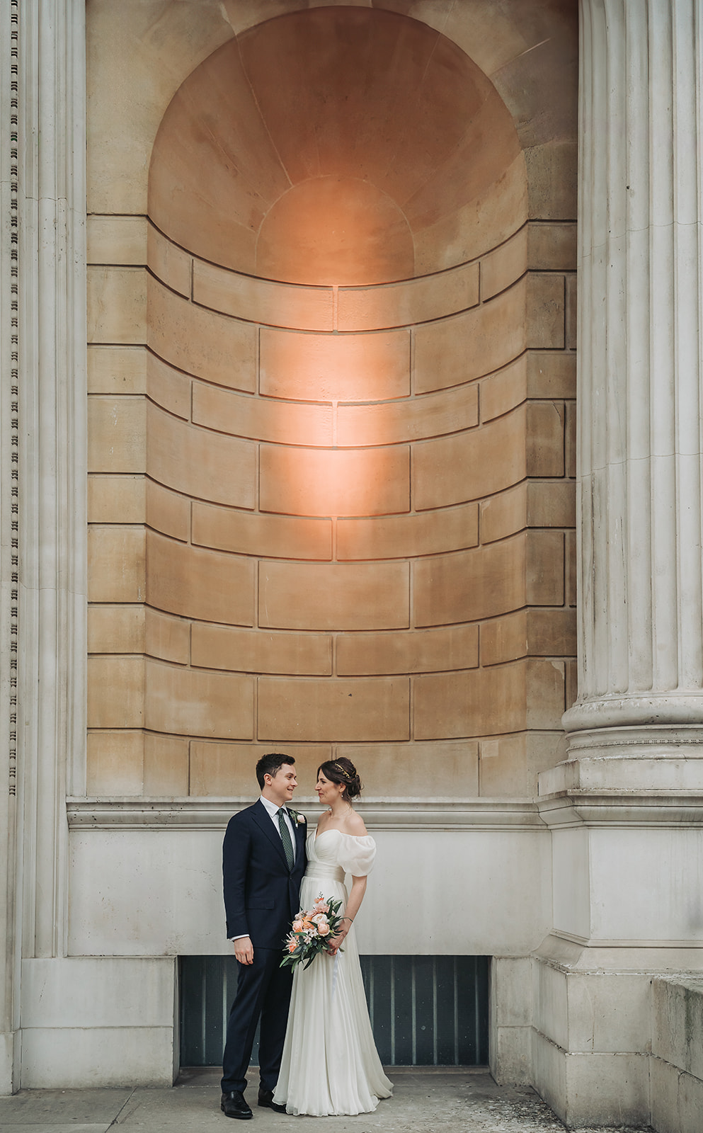Bride and groom in archway of Ashmolean Museum