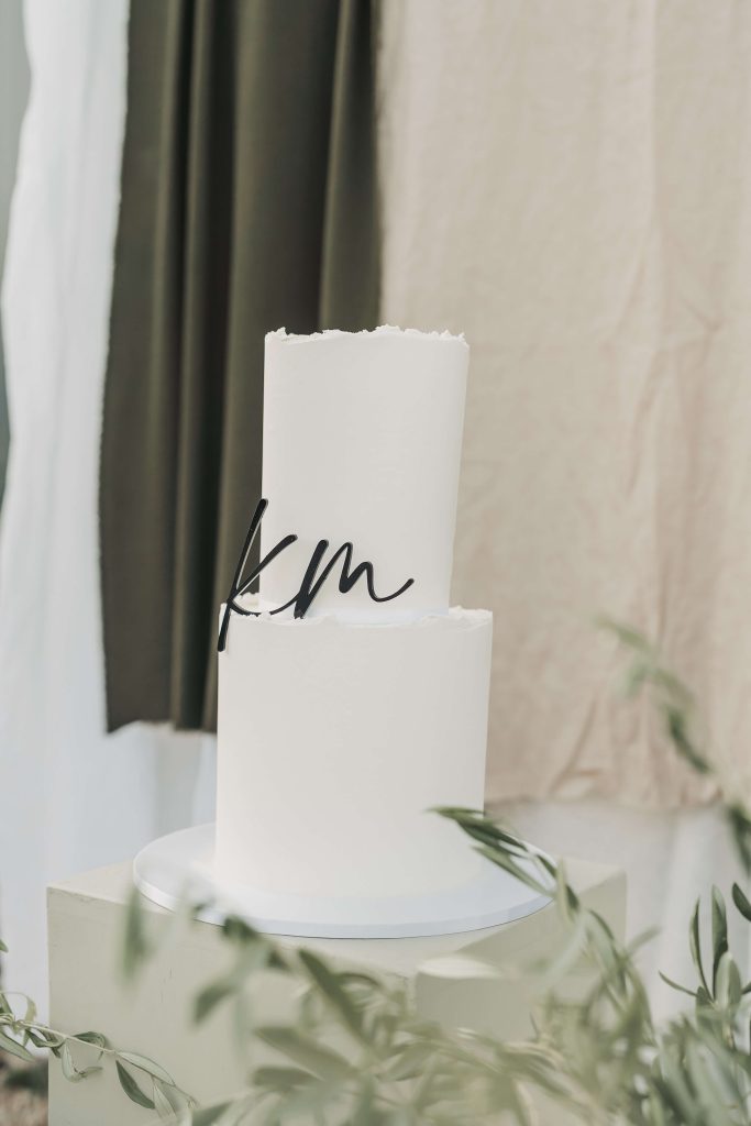 plain white wedding cake