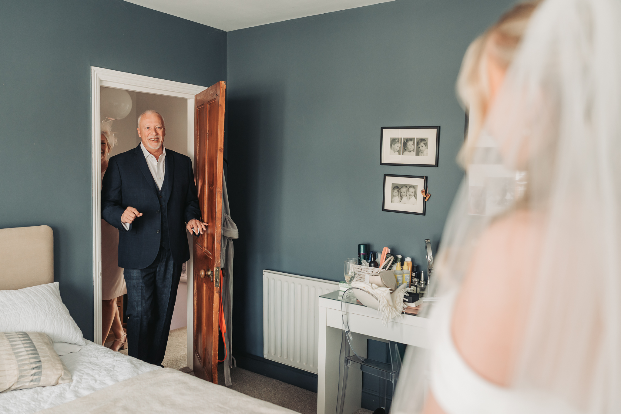 bride first look with dad