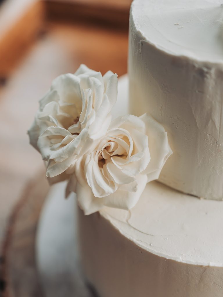 white roses on a wedding cake